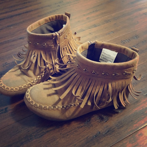 girls moccasin boots